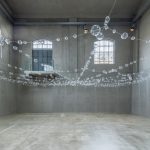 Alla Cisterna della Fondazione Prada, Mona Hatoum trasforma lo spazio in una condizione di precarietà condivisa, dove corpo, percezione e architettura restano instabili.
